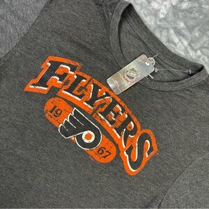 NWT Philadelphia Flyer Official NHL T-Shirt Size Large Dark Gray Distressed Logo